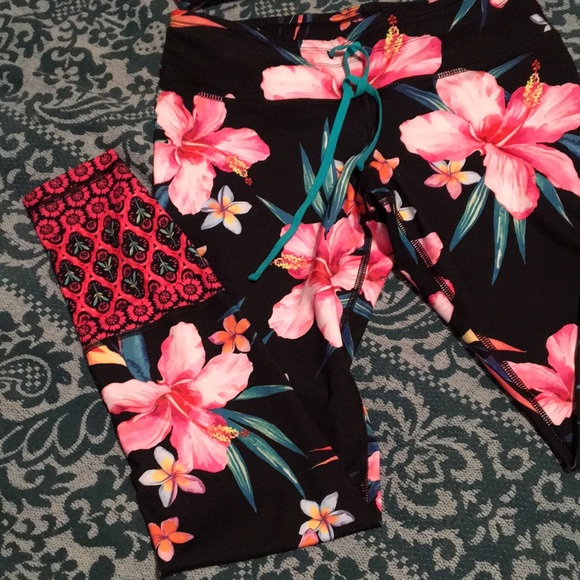 Old Navy Floral Petit Workout Leggings & Sportsbra - Picture 2 of 8